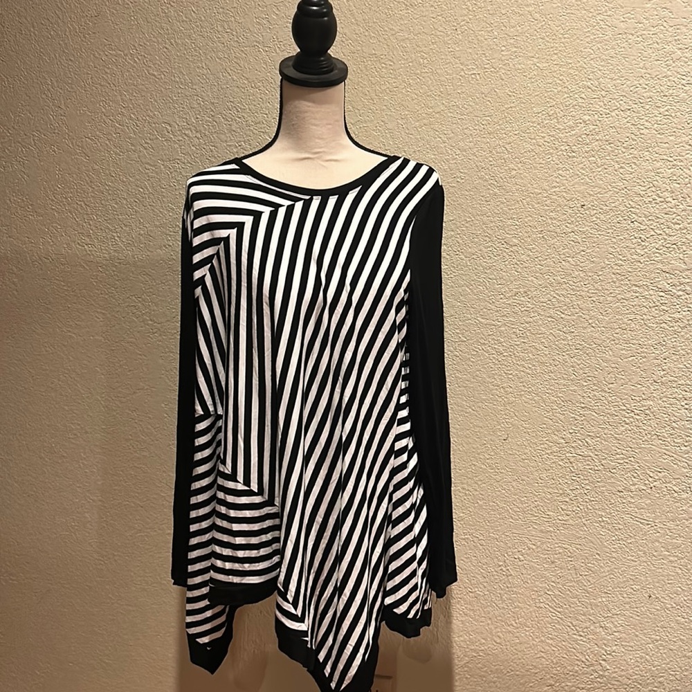 NWOT Kate & Mallory black and white striped, handkerchief hem in a size XL